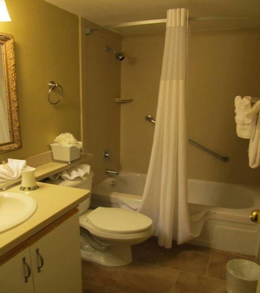 Suites At Jockey Club Aparthotel